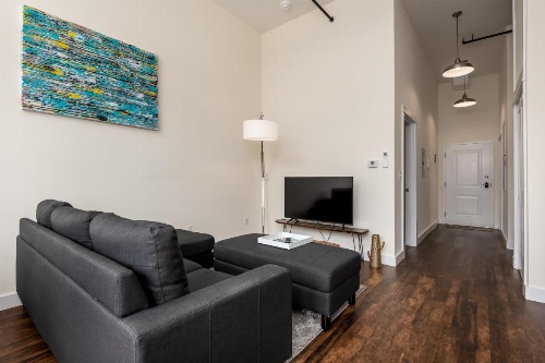 Luxury Downtown Bangor Apartment image 9